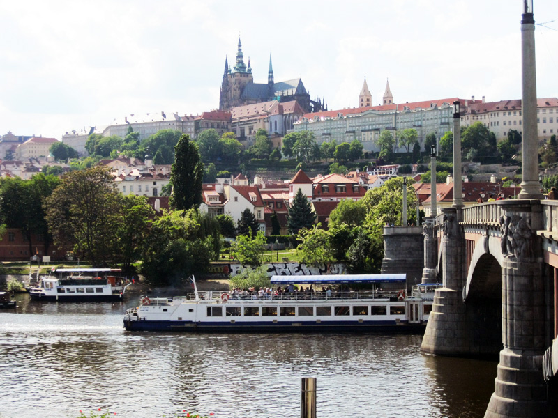 Вид на Пражский Град через реку Влтаву